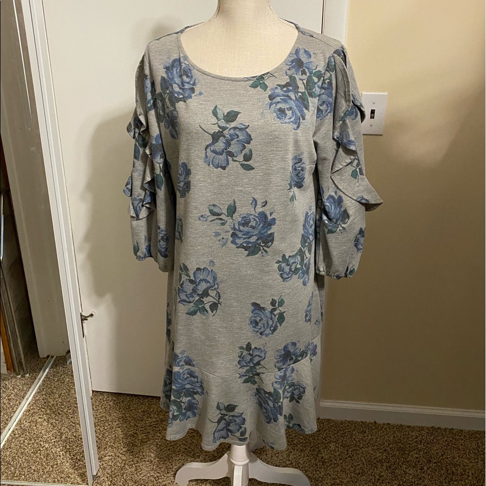 Comfortable dress with bell sleeves and ruffle.